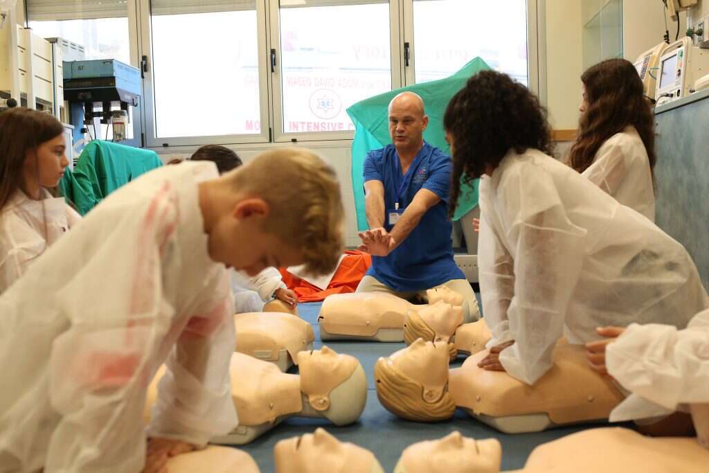 איך עושים עיסוי לב בהפנינג "רופא ליום אחד" בטנכודע חדרה. | אלה פאוסט