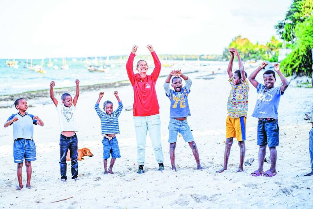 "באתי בעקבות הלווייתנים, ומצאתי את עצמי פוגשת ילדים". גולד על החוף. | רותם תעסה