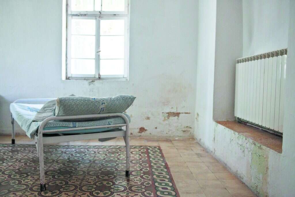 "ברגע שאנחנו מבינים שהאדם לא יודע שהוא חולה, הכעס שלנו עליו מפנה מקום לאמפתיה". מיטת אשפוז בבית החולים הפסיכיאטרי כפר שאול. | נועם מושקוביץ - פלאש 90