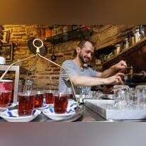 דוכן תה בשוק. | אנצ'ו גוש, ג'יני