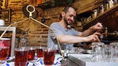 דוכן תה בשוק. | אנצ'ו גוש, ג'יני