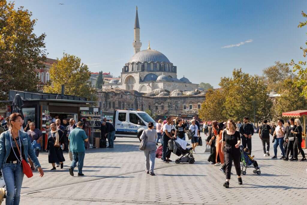 מסגד בעיר העתיקה של איסטנבול. | אנצ'ו גוש, ג'יני