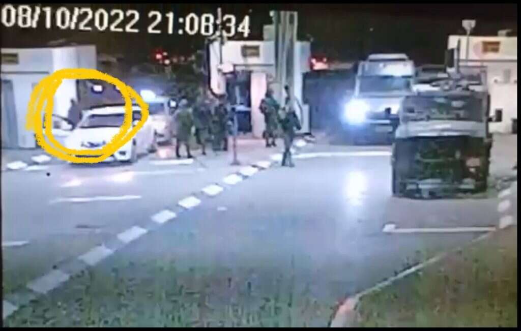 נקודה שנייה: המחבל יורד מהרכב באמצע המחסום ואף אחד לא שם לב. מתוך סרטון האירוע