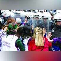 מפגינות מתעמתות עם המשטרה בעצרת לציון יום האישה הבינלאומי בטורקיה. | רויטרס