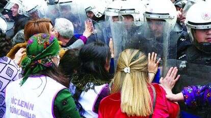 מפגינות מתעמתות עם המשטרה בעצרת לציון יום האישה הבינלאומי בטורקיה. | רויטרס