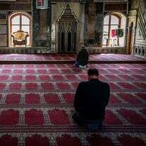 מוסלמים מתפללים במסגד בעכו, אילוסטרציה. | מרסלו סוס, פלאש 90