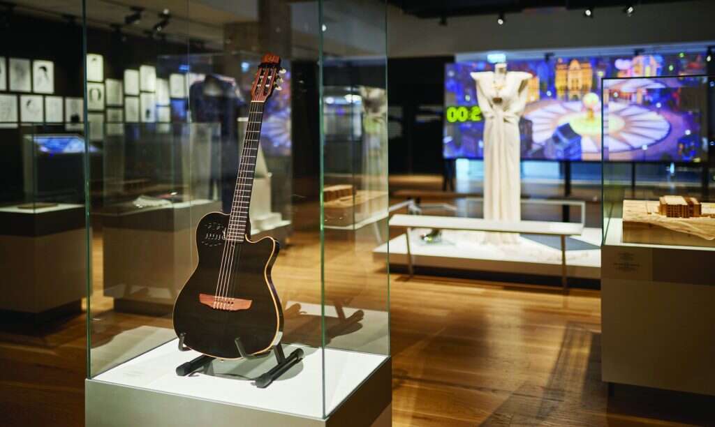 הגיטרה של לאונרד כהן. | שחר וזיו כץ