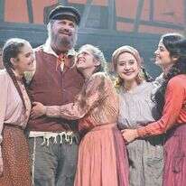 נתן דטנר וסנדרה שדה במחזמר "כנר על הגג" שמוצג בימים אלה, בהפקת התיאטרון העברי. | יוסי צבקר