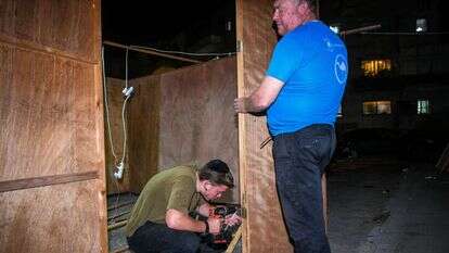 בונים סוכה, אילוסטרציה. | אריה לייב אברמס, פלאש 90
