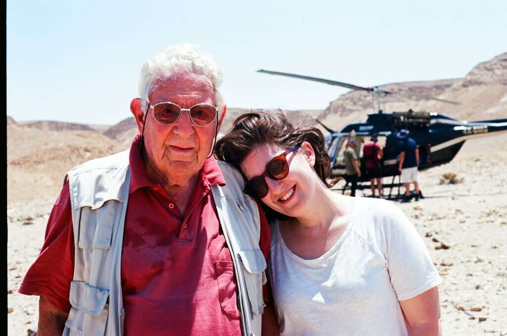 "לא דיברנו על מוות, אלא על הכלת הזיכרון של החיים לפנינו".
תמר טל־ענתי עם ענתי, בצילומי הסרט. | תולי חן "לא דיברנו על מוות, אלא על הכלת הזיכרון של החיים לפנינו".
תמר טל־ענתי עם ענתי, בצילומי הסרט. | תולי חן