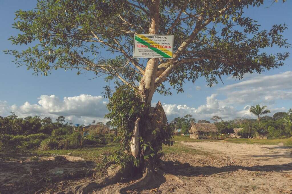 שלט במדינת פארה המציין אדמה ילידית מוגנת. | רפאל ויללה, עבור הוושינגטון פוסט