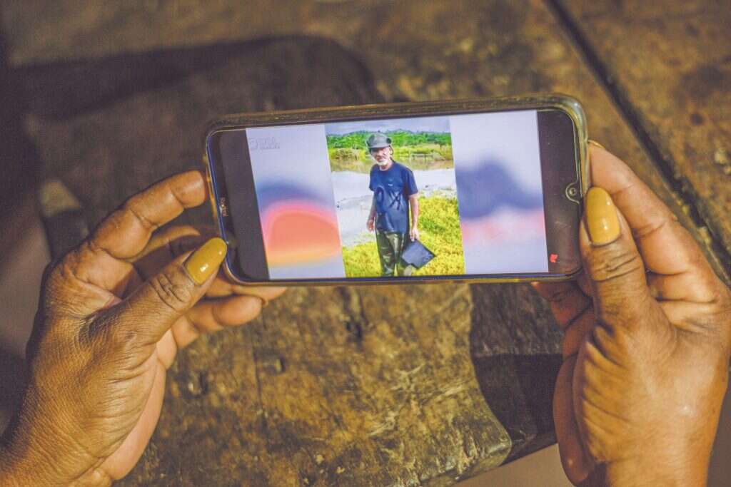 סרטון על חייו של ז'ה דו לאגו מוצג לכתבת הוושינגטון פוסט. | רפאל ויללה, עבור הוושינגטון פוסט