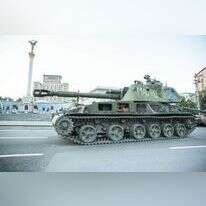 טנקים רוסיים שנתפסו על ידי האוקראינים מוצגים במרכז קייב. | גטי אימג'ס