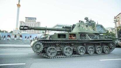 טנקים רוסיים שנתפסו על ידי האוקראינים מוצגים במרכז קייב. | גטי אימג'ס