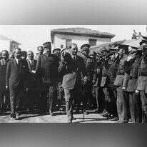 אטאטורק (במרכז) בביקור בבית ספר לקצינים בקונסטנטינופול, 1926 | גטי אימג'ס