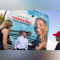 אוטובוס הקמפיין של הרשל ווקר, המועמד הרפובליקני לסנאט בג'ורג'יה. | EPA