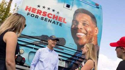 אוטובוס הקמפיין של הרשל ווקר, המועמד הרפובליקני לסנאט בג'ורג'יה. | EPA