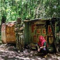 פעילים למען היער על רקע הטנדר השרוף. | Jack Crosbie for Rolling Stone