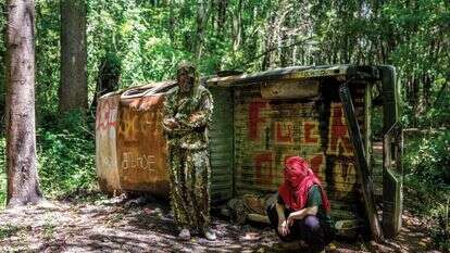 פעילים למען היער על רקע הטנדר השרוף. | Jack Crosbie for Rolling Stone