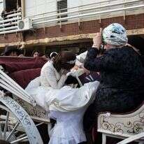 "אם הכלה תבוא על סוס לא יהיו רשאים ללוותה כי אם עשרה אנשים". כלה בדרכה לחופתה בחסידות צאנז. | AFP