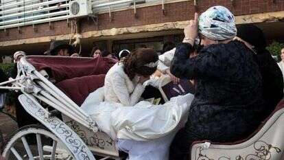 "אם הכלה תבוא על סוס לא יהיו רשאים ללוותה כי אם עשרה אנשים". כלה בדרכה לחופתה בחסידות צאנז. | AFP