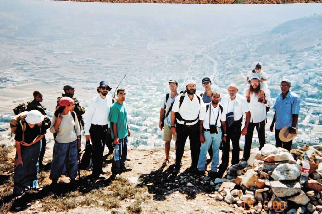 הטיול בהר עיבל בחג הסוכות תשס"א, דקות ספורות לפני הפיגוע. שישי מימין: נחמיה פרלמן. | יוסף פריאל