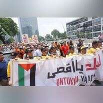 הפגנת תמיכה בחמאס ובפלסטינים בקואלה לומפור, בירת מלזיה. | שאטרסטוק