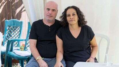 איתן ועינב ברוך בביתם, אתמול. | לירון מולדובן