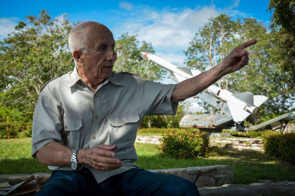 אוסקר לראלדה על רקע הטילים המחלידים, השבוע. | AFP
