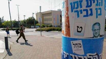 הקשית המפורסמת עובדת בכיוון ההפוך. שלטי בחירות בקצרין, השבוע. | מיכאל גלעדי, פלאש 90