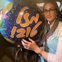 גיטי קליינרמן עם בלון יום ההולדת. | באדיבות המשפחה