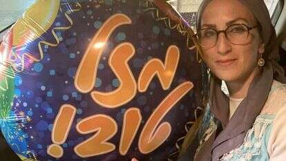 גיטי קליינרמן עם בלון יום ההולדת. | באדיבות המשפחה