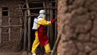 חיטוי בית של חולה שנחשד בהידבקות באבולה, אוגנדה, בשבוע שעבר. | גטי אימג'ס