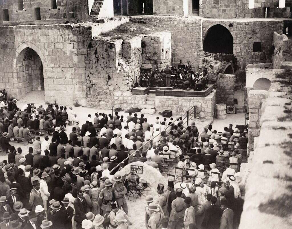 "קיים פער בשיח הפלסטיני על ציונים ויהודים". יהודים וערבים בקונצרט פיוס במגדל דוד בימי המנדט הבריטי. | גטי אימג'ס