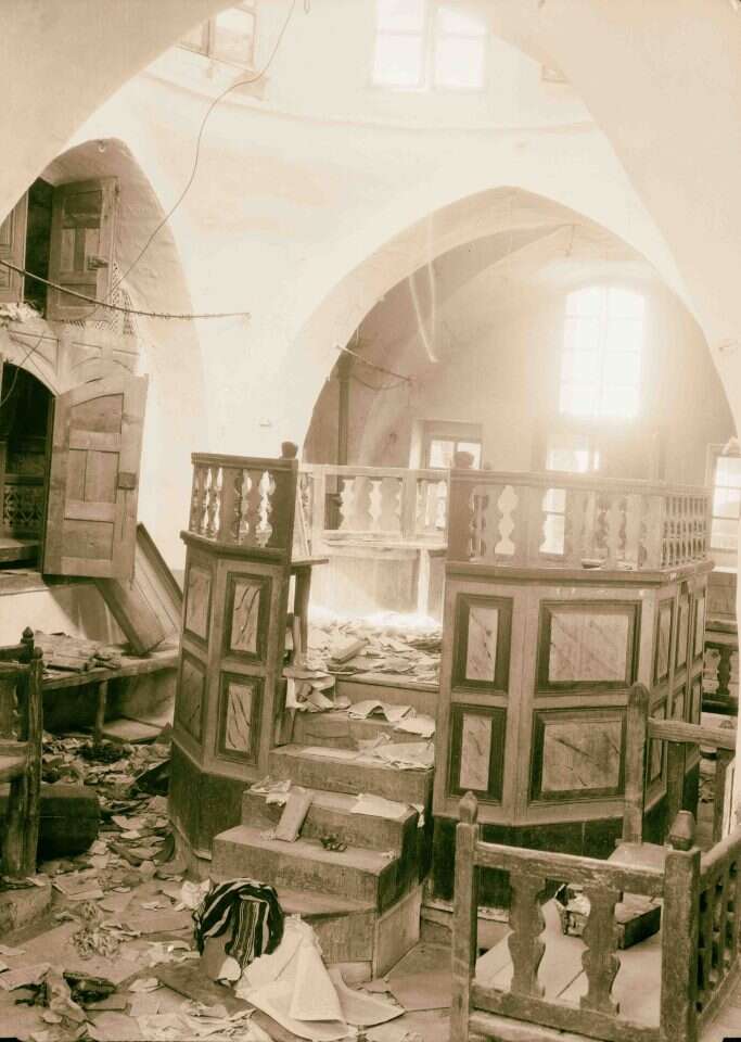 "לא אלחם על האמת שלי אם אפשר להשיג אותה בלי להילחם". בית הכנסת בחברון אחרי מאורעות תרפ"ט. | גטי אימג'ס