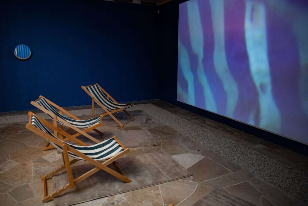 פסים המזכירים את מדי האסירים במחנות הריכוז. עבודתם של קנטארו ויוקה שימורה. | שיר תורם, פלאש 90