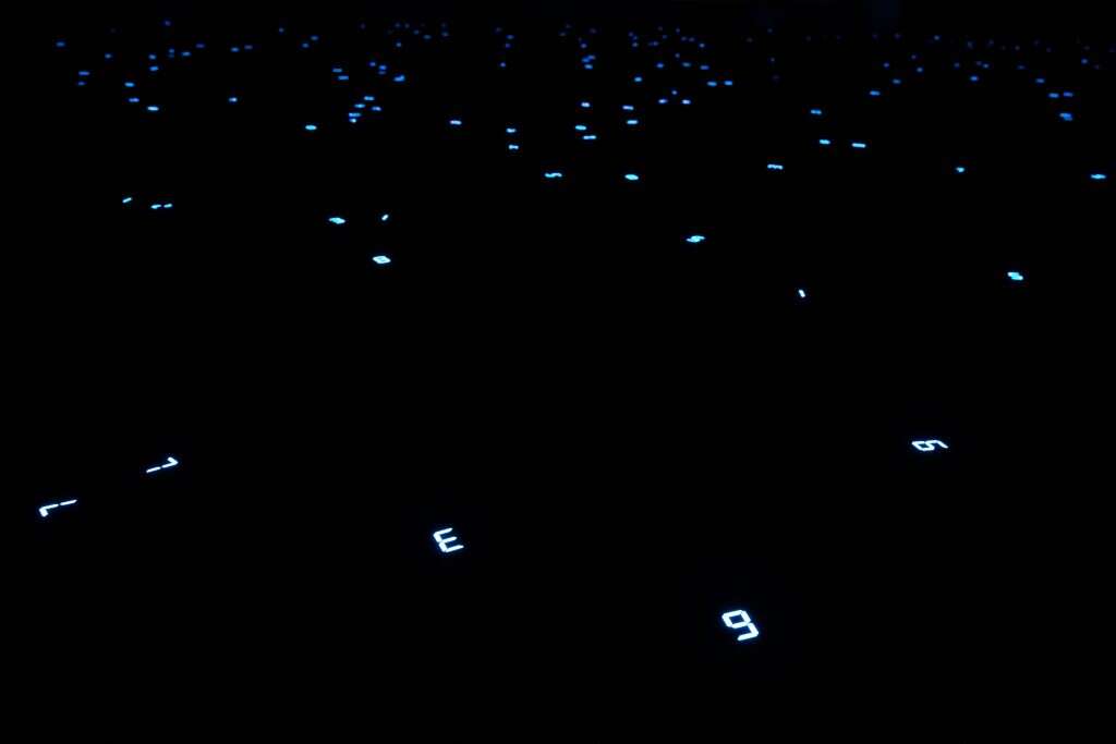 כמו נצנוצי כוכבים מתים. נורות הלד. | שיר תורם, פלאש 90