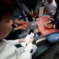 מחליפי קלפים של פניני בבואנוס־איירס. | רויטרס