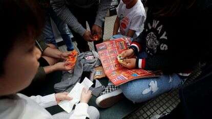 מחליפי קלפים של פניני בבואנוס־איירס. | רויטרס