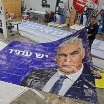 הדפסת שלט תעמולה של יאיר לפיד בבית דפוס בראש־העין, שלשום. | AFP