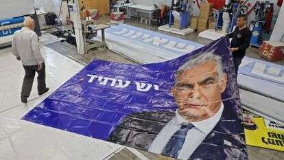 הדפסת שלט תעמולה של יאיר לפיד בבית דפוס בראש־העין, שלשום. | AFP