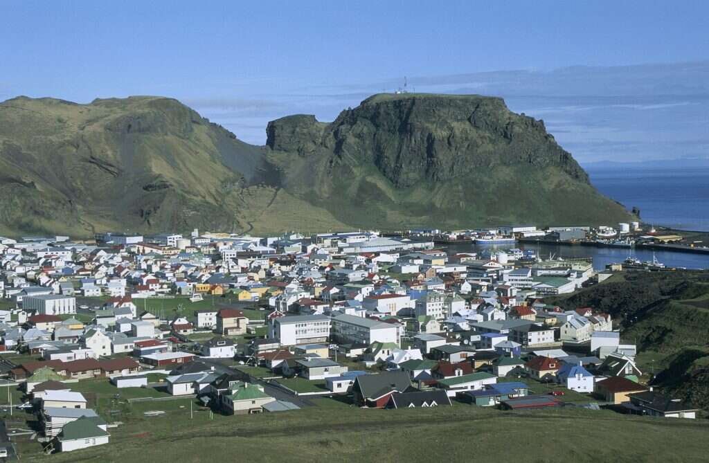 מהחלונות ראו את האוקיינוס. היימאיי בימים רגועים. | גטי אימג'ס