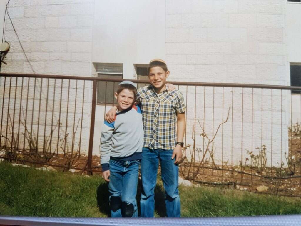 "אני אוהב את טוביה, הוא אחי הגדול, אני חייב בכבודו – ואני גם חלוק על הדרך שהוא בחר". האחים סמוטריץ' בילדותם. | מתוך האוסף המשפחתי