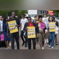 סטודנטים מפגינים למין ביטול החובות האקדמיות שלהם. | EPA