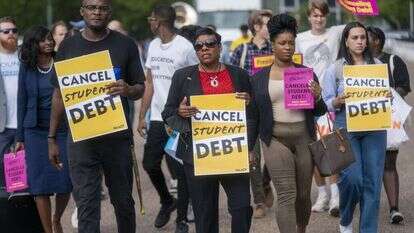 סטודנטים מפגינים למין ביטול החובות האקדמיות שלהם. | EPA סטודנטים מפגינים למין ביטול החובות האקדמיות שלהם. | EPA
