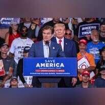 המועמד הרפובליקני לסנאט בפנסילביה מהמט אוז עם נשיא ארה"ב דונלד טראמפ. | AFP