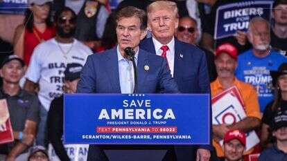 המועמד הרפובליקני לסנאט בפנסילביה מהמט אוז עם נשיא ארה"ב דונלד טראמפ. | AFP