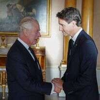 טרודו מנחם את צ'רלס השלישי לאחר מות אמו | איי.אף.פי טרודו מנחם את צ'רלס השלישי לאחר מות אמו | איי.אף.פי