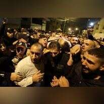 פלסטינים בשכם עם גופתו של מי שנחשב למנהיג "גוב האריות"'. | AFP