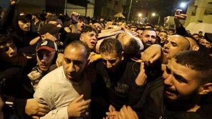 פלסטינים בשכם עם גופתו של מי שנחשב למנהיג "גוב האריות"'. | AFP